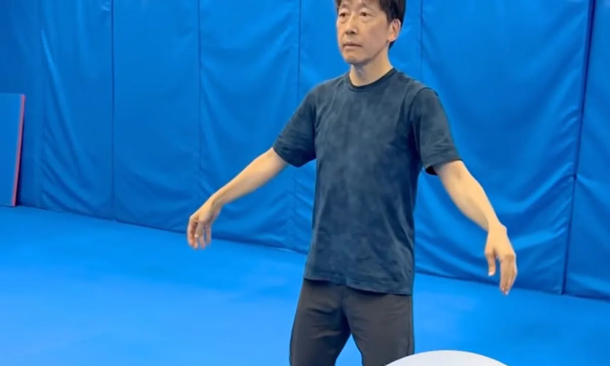 竹内敬治先生がゆったりと流れるように動く様子