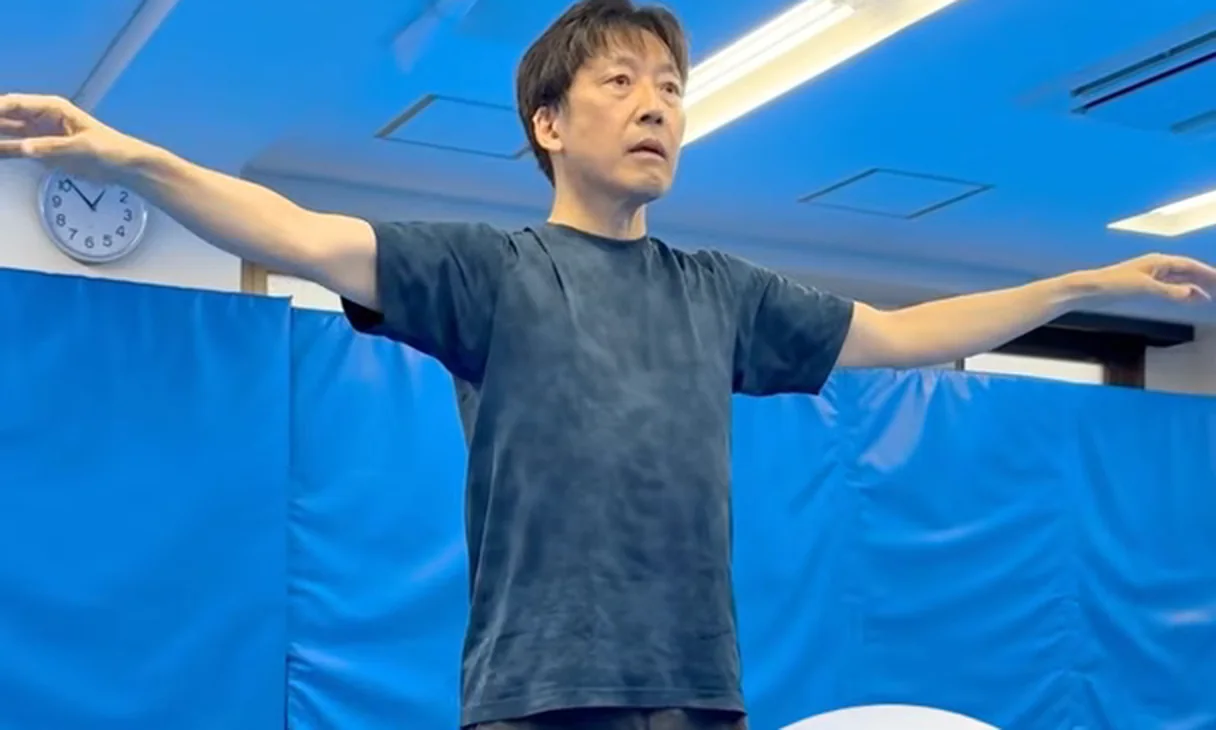 竹内敬治先生が呼吸とともに両腕を大きく開く様子